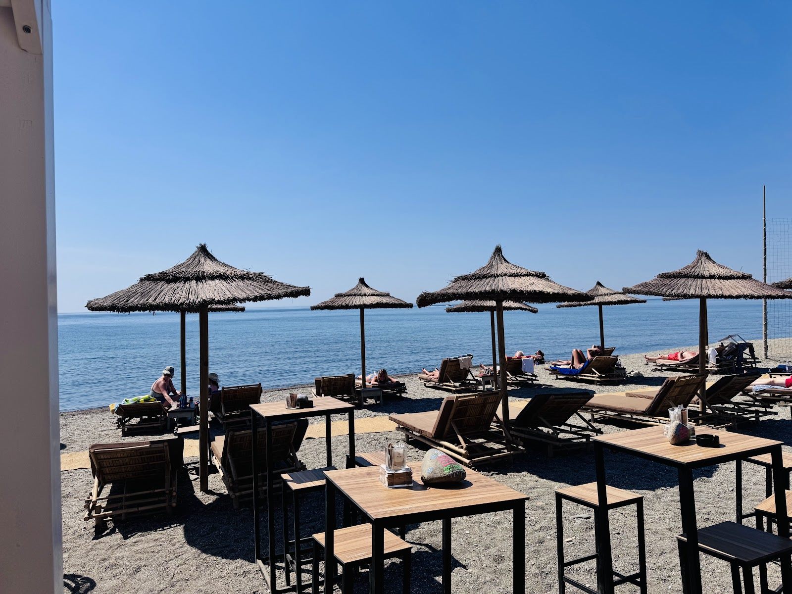 Terraza de Solo Beach frente al mar en San Pedro de Alcántara, Marbella
