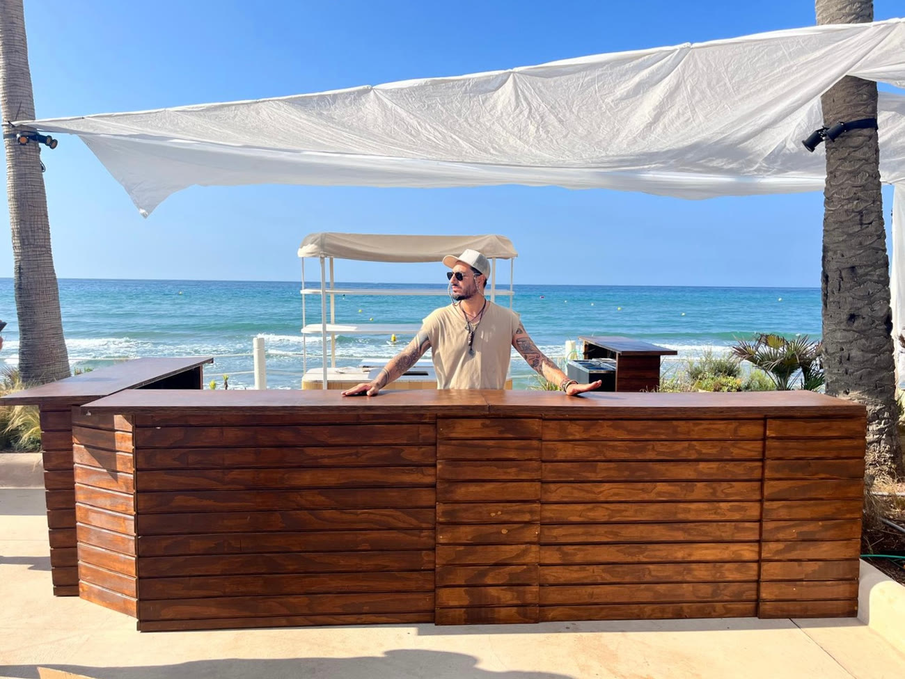 Barra móvil de Solo Cocktail montada en la playa de Marbella