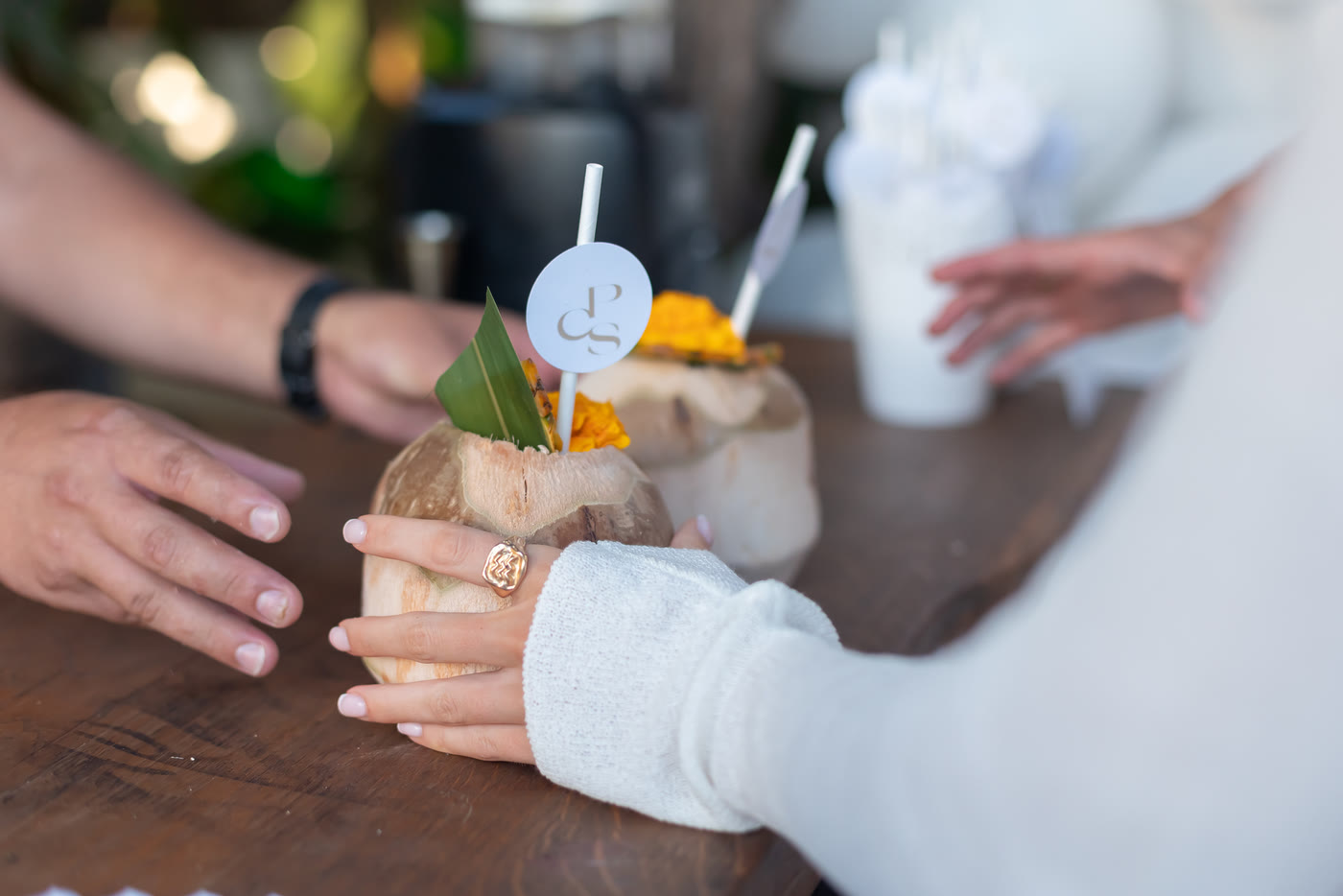 Cócteles servidos en coco con la marca de Solo Cocktail