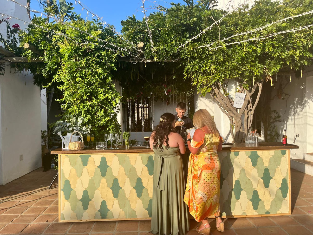 Barra de coctelería en una boda al atardecer