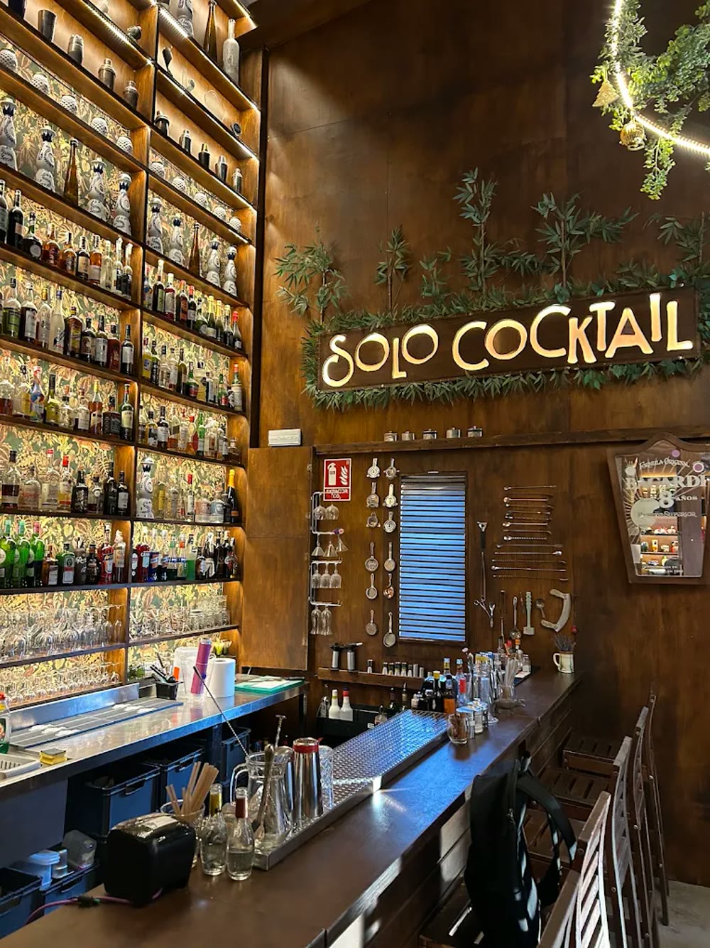 El neón de SOLO COCKTAIL sobre el back-bar de la escuela