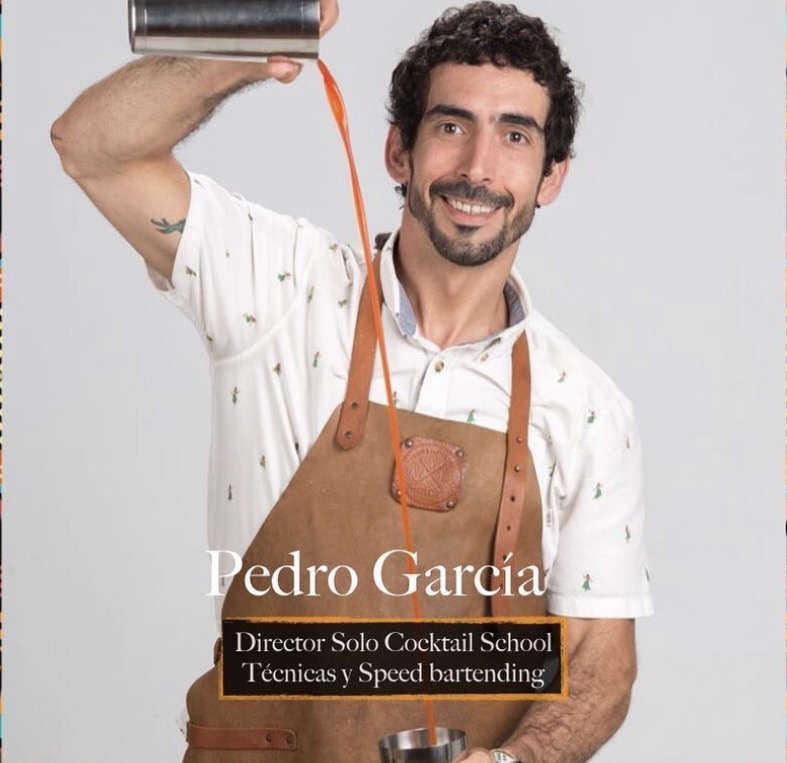 Pedro García, director de Solo Cocktail School, en un speed pour