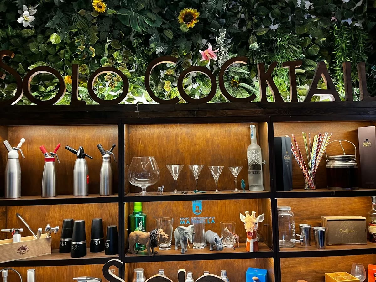 Detalle de herramientas, sifones y cristalería